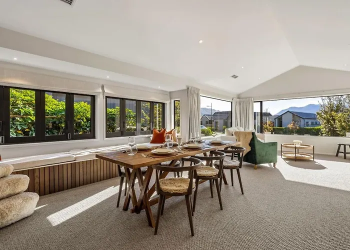 度假居 Whare Toi | Designer With Mountain Views