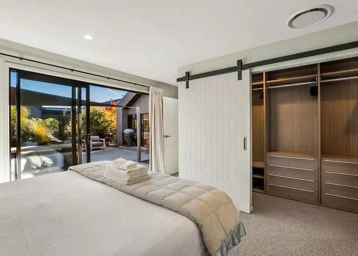 Whare Toi | Designer With Mountain Views 度假居