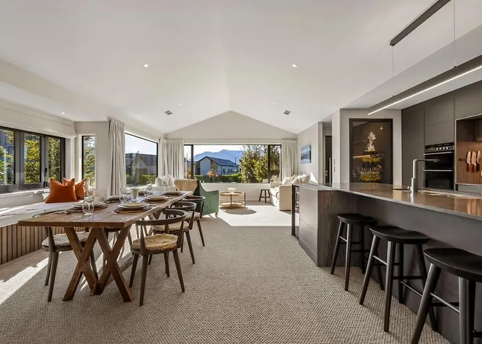 Whare Toi | Designer With Mountain Views