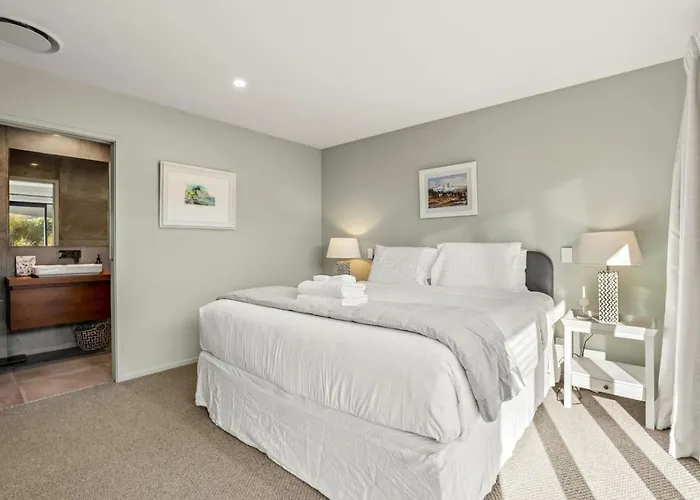 Whare Toi | Designer With Mountain Views