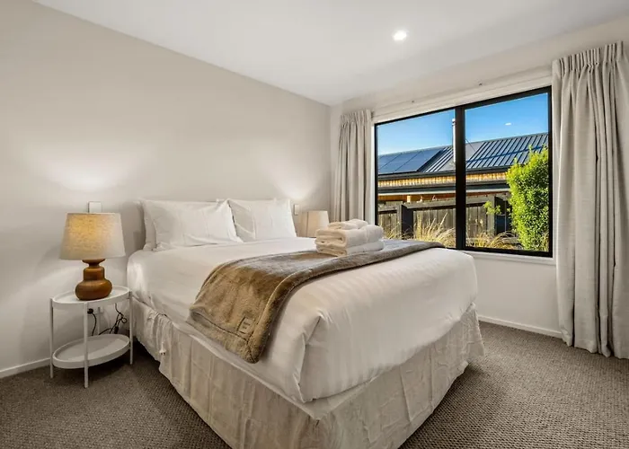 Whare Toi | Designer With Mountain Views