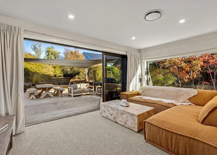 Whare Toi | Designer With Mountain Views 瓦纳卡