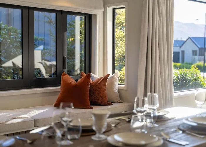 Whare Toi | Designer With Mountain Views