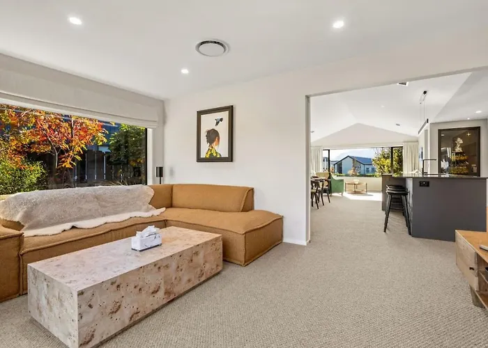 Whare Toi | Designer With Mountain Views *