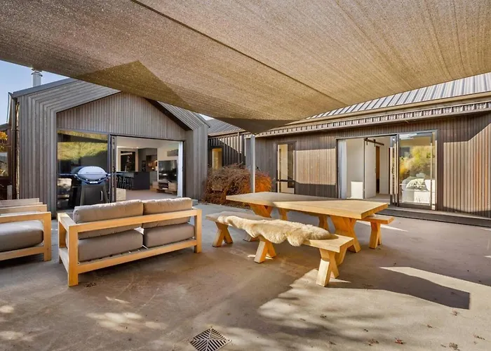 Whare Toi | Designer With Mountain Views 瓦纳卡