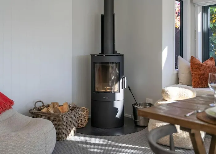 Whare Toi | Designer With Mountain Views *