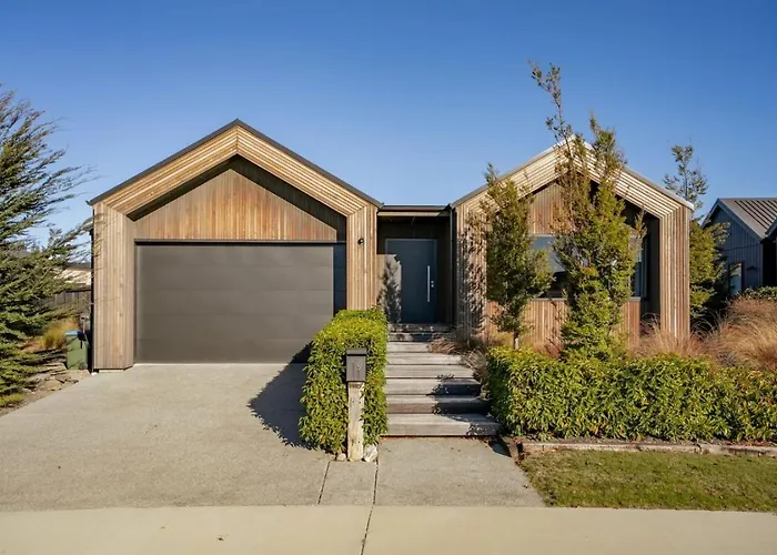 Whare Toi | Designer With Mountain Views * 瓦纳卡